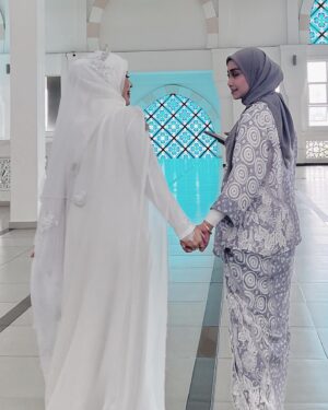 Wan Sharmila Instagram - Sesungguhnya jodoh itu rahsia Allah. 

Alhamdulillah syukur. My dear sister, Semoga menjadi isteri yang terbaik dunia akhirat. I love you. ❤️ 💐