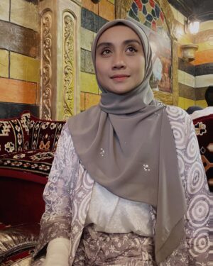 Wan Sharmila Instagram - Sesungguhnya jodoh itu rahsia Allah. 

Alhamdulillah syukur. My dear sister, Semoga menjadi isteri yang terbaik dunia akhirat. I love you. ❤️ 💐
