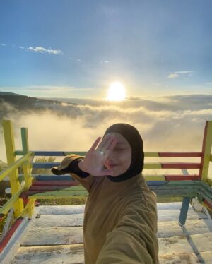 Wan Sharmila Instagram - Breathtaking beauty. 🫀♥️

They said : early bird gets the worm. 🐛 

We hiked seawal pagi 6 am sampai di atas. MasyaAllah. SubhanAllah. Rezeki . 

“Maka berjalanlah merata-rata ceruk rantaunya, serta makan dari rezeki yg dikurniakan Allah” - Surah Al Mulk

#kundasang #sabah #mountkinabalu