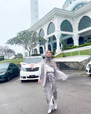 Wan Sharmila Instagram - Sesungguhnya jodoh itu rahsia Allah. 

Alhamdulillah syukur. My dear sister, Semoga menjadi isteri yang terbaik dunia akhirat. I love you. ❤️ 💐