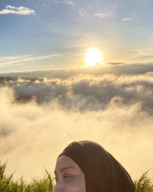 Wan Sharmila Instagram - Breathtaking beauty. 🫀♥️

They said : early bird gets the worm. 🐛 

We hiked seawal pagi 6 am sampai di atas. MasyaAllah. SubhanAllah. Rezeki . 

“Maka berjalanlah merata-rata ceruk rantaunya, serta makan dari rezeki yg dikurniakan Allah” - Surah Al Mulk

#kundasang #sabah #mountkinabalu