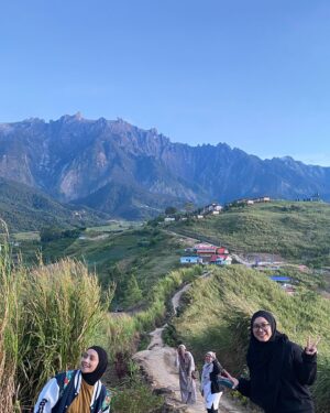 Wan Sharmila Instagram - Breathtaking beauty. 🫀♥️

They said : early bird gets the worm. 🐛 

We hiked seawal pagi 6 am sampai di atas. MasyaAllah. SubhanAllah. Rezeki . 

“Maka berjalanlah merata-rata ceruk rantaunya, serta makan dari rezeki yg dikurniakan Allah” - Surah Al Mulk

#kundasang #sabah #mountkinabalu