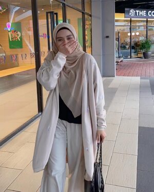 Wan Sharmila Instagram - Assalamualaikum. Lama tak perkenalkan nama watak. Ok nama dia Hanis. Tunggu Ramadhan 2024 nanti #wanitasyurga di Tv3. Doakan lala masih pandai berlakon tau . ☺️

Outfit : @poplook
#poplookootd