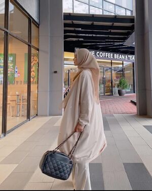 Wan Sharmila Instagram - Assalamualaikum. Lama tak perkenalkan nama watak. Ok nama dia Hanis. Tunggu Ramadhan 2024 nanti #wanitasyurga di Tv3. Doakan lala masih pandai berlakon tau . ☺️

Outfit : @poplook
#poplookootd
