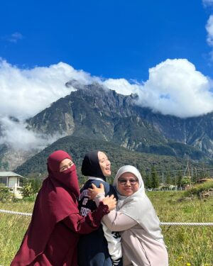 Wan Sharmila Instagram - Breathtaking beauty. 🫀♥️

They said : early bird gets the worm. 🐛 

We hiked seawal pagi 6 am sampai di atas. MasyaAllah. SubhanAllah. Rezeki . 

“Maka berjalanlah merata-rata ceruk rantaunya, serta makan dari rezeki yg dikurniakan Allah” - Surah Al Mulk

#kundasang #sabah #mountkinabalu