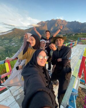 Wan Sharmila Instagram - Breathtaking beauty. 🫀♥️

They said : early bird gets the worm. 🐛 

We hiked seawal pagi 6 am sampai di atas. MasyaAllah. SubhanAllah. Rezeki . 

“Maka berjalanlah merata-rata ceruk rantaunya, serta makan dari rezeki yg dikurniakan Allah” - Surah Al Mulk

#kundasang #sabah #mountkinabalu