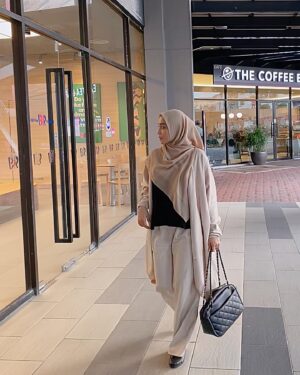 Wan Sharmila Instagram - Assalamualaikum. Lama tak perkenalkan nama watak. Ok nama dia Hanis. Tunggu Ramadhan 2024 nanti #wanitasyurga di Tv3. Doakan lala masih pandai berlakon tau . ☺️

Outfit : @poplook
#poplookootd
