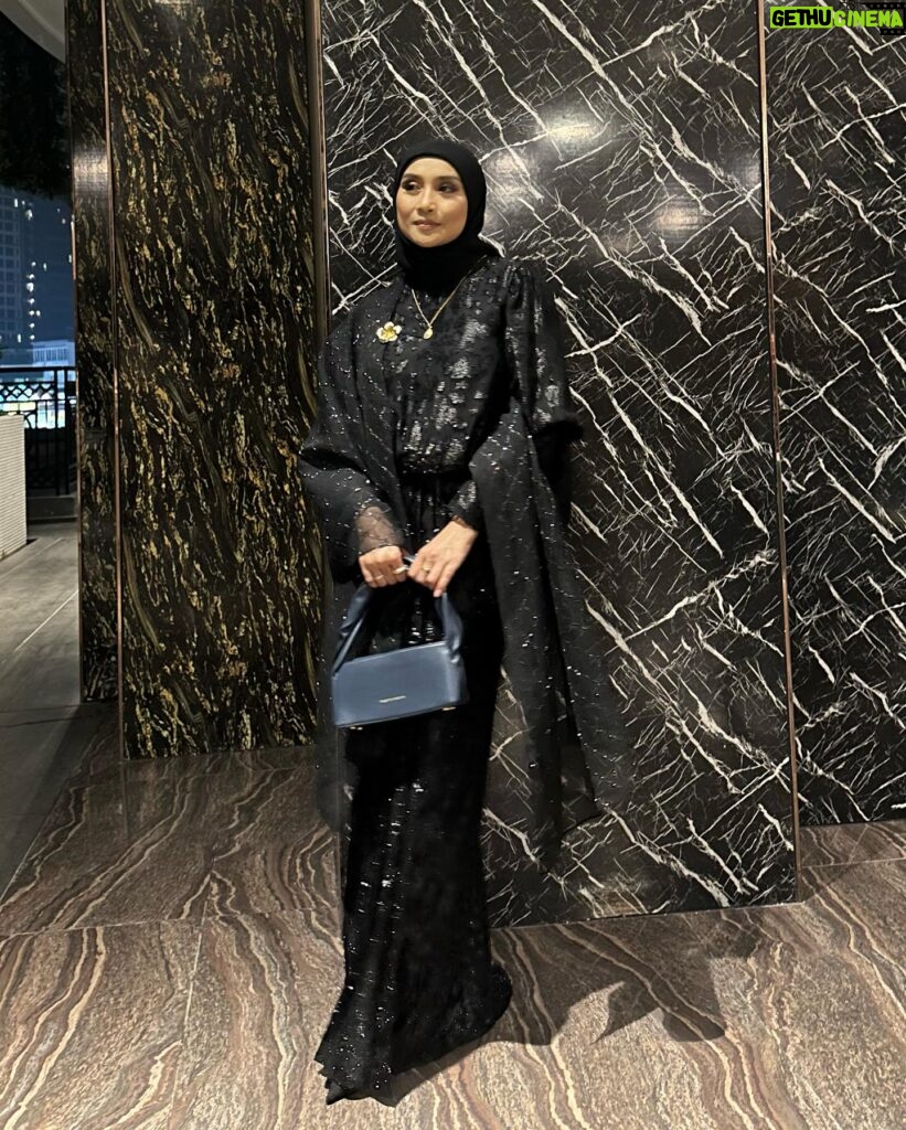 Wan Sharmila Instagram - Malam semalam. Busana : @shawlpublika X @sethandluna_malaya Handbag : @milliotandco Boleh jadi bakal menantu makcik? ☺️ #melodiraya