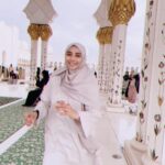 Wan Sharmila Instagram - Syukur for everything . Salam Aidilfitri, Maafkan salah silap. #abudhabi #sheikhzayedmosque
