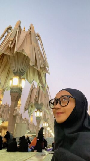 Wan Sharmila Instagram - Tenang. 🤍
After Subuh di Masjid Nabawi Al Munawwarah, Madinah.
اَللهُمَّ صَلِّ عَلَى سَيِّدِنَا مُحَمَّدٍ وَعَلَى آلِ سَيِّدِنَا مُحَمَّدٍ