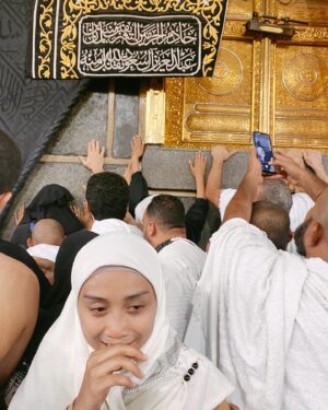 Wan Sharmila Instagram - A Moment to remember 🤍
 Rezeki Allah bagi berdoa di Multazam dan menyentuh Multazam dan Kaabah. SubhanAllah , Alhamdulillah, AllahuAkbar.. perasaan tu luar biasa. Semoga terinspirasi untuk semua punyai niat dan berdoa sekuatnya untuk menjadi tetamu Allah. 

Ramai juga yg remind Lala untuk berdoa untuk saudara kita di Pal3stinê. Thank you korang!
