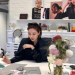 Wang Feifei Instagram - 反复打磨了一年！和@MonicaVinader 推出的#MonicaVinader X 王霏霏联名系列#，今天终于和大家见面🌙✨🌙✨设计师小王“出道”作品，多多关照！😘 这是我的首个首饰联名系列，历经一年的深度参与和精心筹备，从在英国Monica Vinader的设计团队和Monica女士本人灵感碰撞，到多次线上沟通设计调整，最终呈现出了这次的合作作品。这个系列对我来说不仅仅是首饰，更是对女性力量和自我表达的致敬。 设计灵感来自我爱的月亮，它低调神秘又强大，就像有无限能量的女性，月亮的美好意向让我和Monica Vinader找到了共鸣 最重要的是我的母亲名字里也有一个月字.可能是外公外婆希望她这一生恬静美丽 强大而美好.也许是这样，从小月亮对于来说有一些特别的意义吧. 金银混搭的Kissing Moon新月之吻是我最爱的系列，双色碰撞的独特设计可以和首饰盒里的任意单品叠戴搭配。我在Monica Vinader工作室挑选的蓝色亚马逊石，给这个系列带来明亮的夏日色彩。 希望能让大家从日常风格到盛装派对，都能从容展现自信与多元风格。 希望大家喜欢多多支持 ！ ❤️