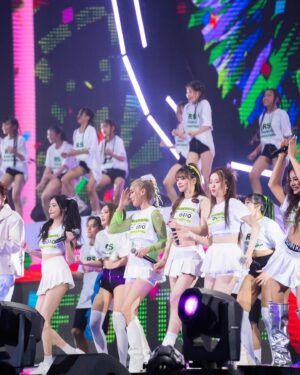 Wanida Termthanaporn Instagram - เราฟังเพลง ตามไปดูคอนเสิตพี่ๆมาตั้งแต่เด็กๆ ก็ไม่เคยคิดไม่ฝันว่าโตมาจะได้มาอยู่บนเวทีเดียวกับพวกเค้าด้วย ☺️ ขอบคุณ Rs นะคะที่ให้โอกาศ girly berry มาอยู่บนเวทีนี้ด้วย สนุกมากมากเลยค่ะ 😘 #rsmeetingconcert2024 #girlyberry