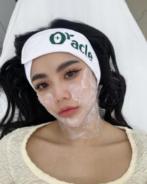 Wanida Termthanaporn Instagram - จนคอนแล้วก็ทำสวยต่อสิฮะ 🤣 แวะมาให้คุณหมอร้อยไหมด้วยเทคนิคจากเกาหลีที่ @dr.oracle_thailand ☺️