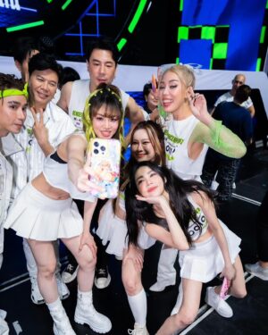Wanida Termthanaporn Instagram - เราฟังเพลง ตามไปดูคอนเสิตพี่ๆมาตั้งแต่เด็กๆ ก็ไม่เคยคิดไม่ฝันว่าโตมาจะได้มาอยู่บนเวทีเดียวกับพวกเค้าด้วย ☺️ ขอบคุณ Rs นะคะที่ให้โอกาศ girly berry มาอยู่บนเวทีนี้ด้วย สนุกมากมากเลยค่ะ 😘 #rsmeetingconcert2024 #girlyberry