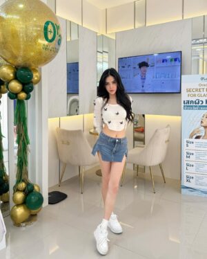 Wanida Termthanaporn Instagram - จนคอนแล้วก็ทำสวยต่อสิฮะ 🤣 แวะมาให้คุณหมอร้อยไหมด้วยเทคนิคจากเกาหลีที่ @dr.oracle_thailand ☺️