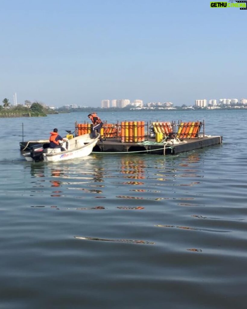 Whindersson Nunes Instagram - Hoje de manhã lembrei de um restaurante flutuante no rio que corta o Piauí com o Maranhão, em Floriano. Pode ser uma solução rápida pras pessoas em cima de telhados, resgatas animais sendo levados pela correnteza. Ser usado como ponto de entrega de resgatado e voltar pra buscar mais. Vamos mandar para cidades mais alagadas, eles são montáveis e desmontáveis, acho que seria uma boa espalhando alguns desses ancorados em pontos centras de resgate! A água sobe, ele sobe, ela desce, ele desce. ‼️ se você tem coletes como esses, adulto e infantil, entre em contato pelo e-mail pessoalwn@gmail.com nos mande! ‼️ (Vou passar todas as informações pra defesa civil pra tudo ser feito com segurança)