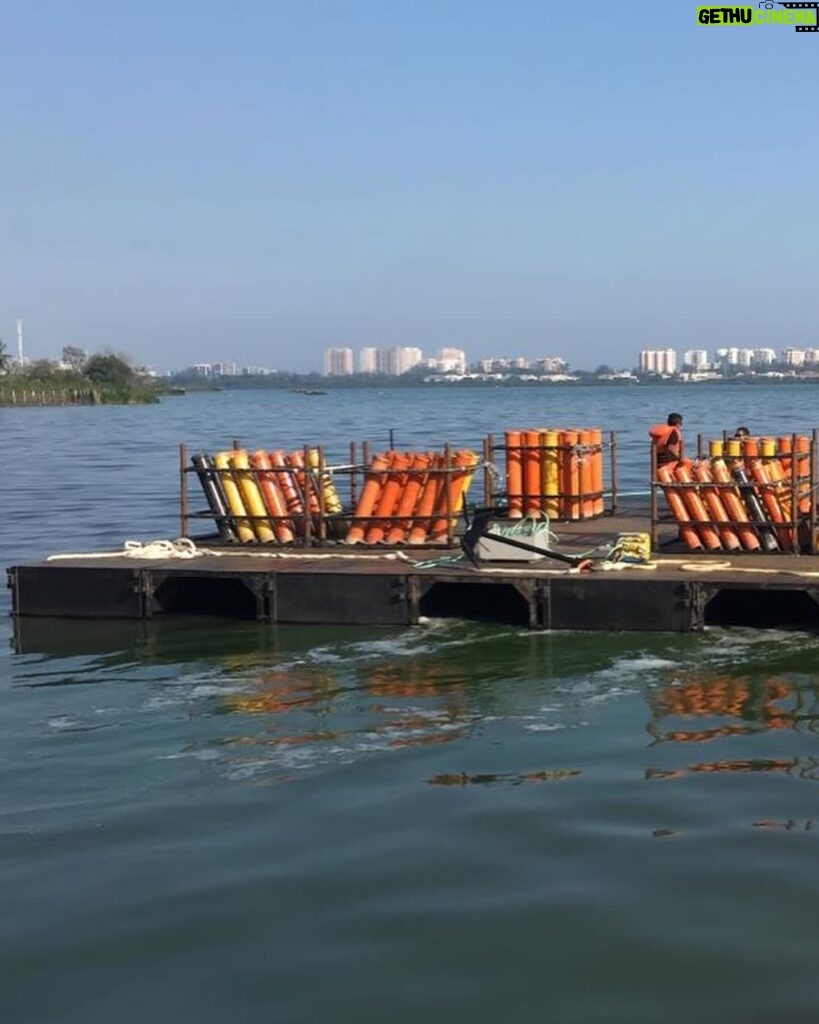 Whindersson Nunes Instagram - Hoje de manhã lembrei de um restaurante flutuante no rio que corta o Piauí com o Maranhão, em Floriano. Pode ser uma solução rápida pras pessoas em cima de telhados, resgatas animais sendo levados pela correnteza. Ser usado como ponto de entrega de resgatado e voltar pra buscar mais. Vamos mandar para cidades mais alagadas, eles são montáveis e desmontáveis, acho que seria uma boa espalhando alguns desses ancorados em pontos centras de resgate! A água sobe, ele sobe, ela desce, ele desce. ‼️ se você tem coletes como esses, adulto e infantil, entre em contato pelo e-mail pessoalwn@gmail.com nos mande! ‼️ (Vou passar todas as informações pra defesa civil pra tudo ser feito com segurança)