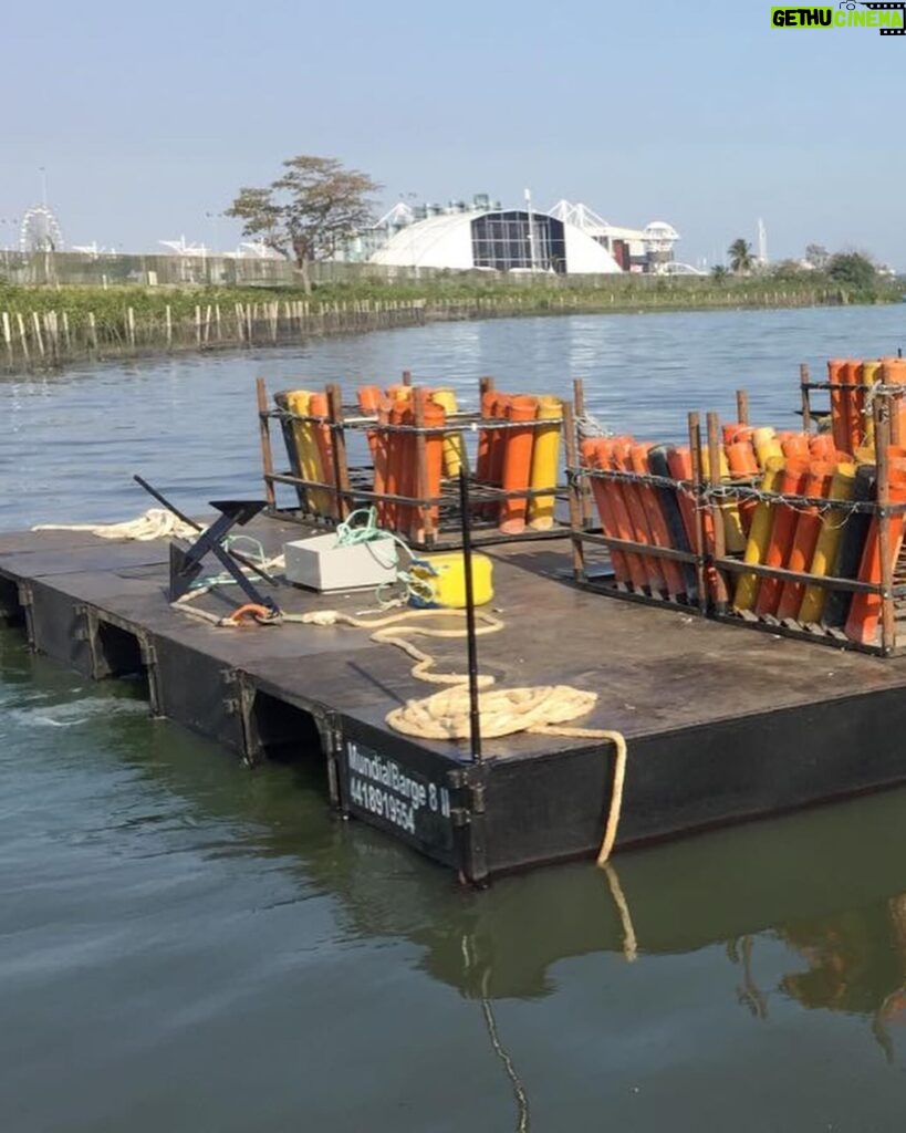 Whindersson Nunes Instagram - Hoje de manhã lembrei de um restaurante flutuante no rio que corta o Piauí com o Maranhão, em Floriano. Pode ser uma solução rápida pras pessoas em cima de telhados, resgatas animais sendo levados pela correnteza. Ser usado como ponto de entrega de resgatado e voltar pra buscar mais. Vamos mandar para cidades mais alagadas, eles são montáveis e desmontáveis, acho que seria uma boa espalhando alguns desses ancorados em pontos centras de resgate! A água sobe, ele sobe, ela desce, ele desce. ‼️ se você tem coletes como esses, adulto e infantil, entre em contato pelo e-mail pessoalwn@gmail.com nos mande! ‼️ (Vou passar todas as informações pra defesa civil pra tudo ser feito com segurança)