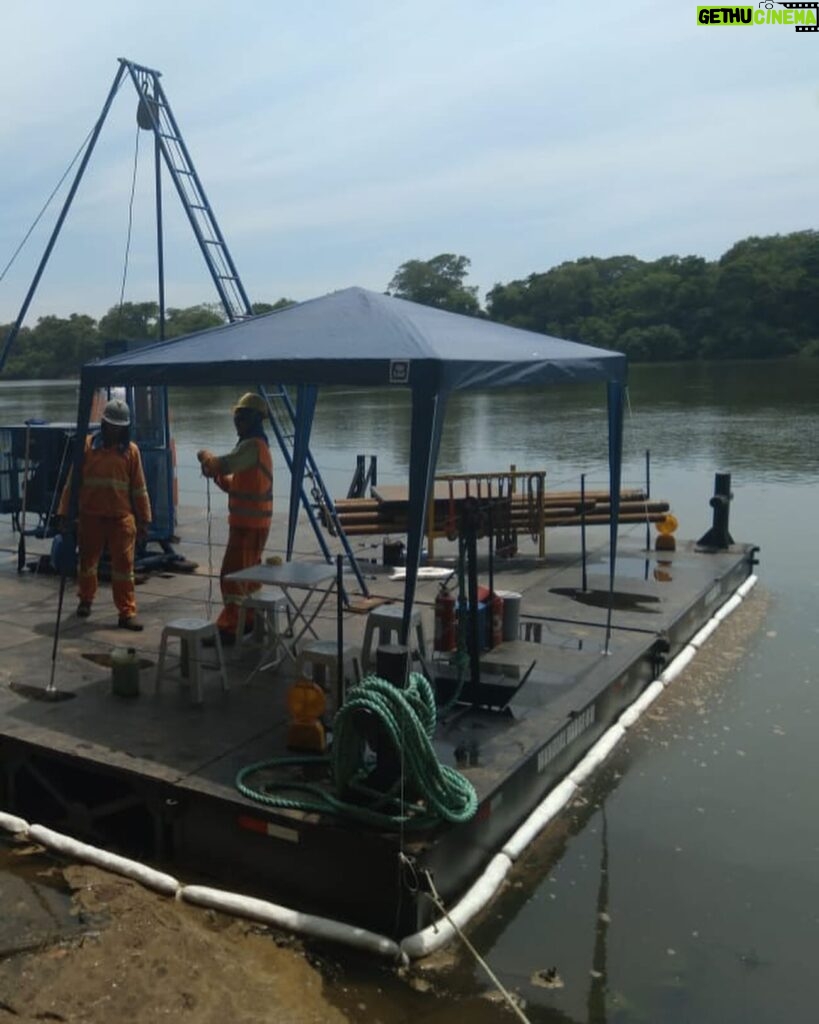 Whindersson Nunes Instagram - Hoje de manhã lembrei de um restaurante flutuante no rio que corta o Piauí com o Maranhão, em Floriano. Pode ser uma solução rápida pras pessoas em cima de telhados, resgatas animais sendo levados pela correnteza. Ser usado como ponto de entrega de resgatado e voltar pra buscar mais. Vamos mandar para cidades mais alagadas, eles são montáveis e desmontáveis, acho que seria uma boa espalhando alguns desses ancorados em pontos centras de resgate! A água sobe, ele sobe, ela desce, ele desce. ‼️ se você tem coletes como esses, adulto e infantil, entre em contato pelo e-mail pessoalwn@gmail.com nos mande! ‼️ (Vou passar todas as informações pra defesa civil pra tudo ser feito com segurança)