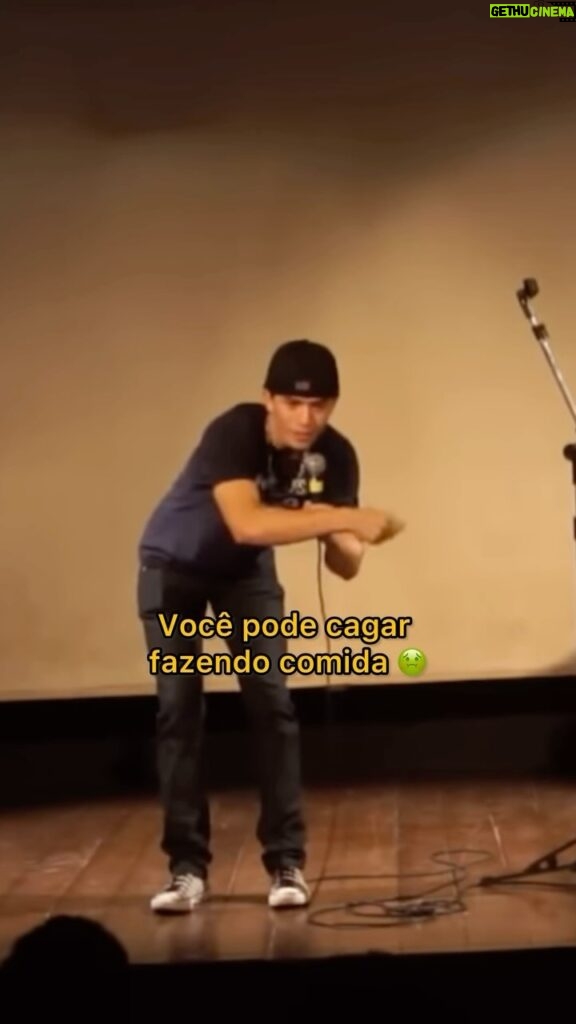 Whindersson Nunes Instagram - “A cada evento em nossas vidas, milhares de outros podem ou não acontecer. Numa fração de segundos, a vida muda.” Esse é o Efeito Borboleta. A teoria do caos, ou efeito borboleta, é um conceito que afirma que pequenas mudanças em um sistema podem ter grandes efeitos em outro sistema distante. Em outras palavras, o bater de asas de uma simples borboleta em um lugar pode ter um efeito dominó que pode levar a um tornado em outro lugar do mundo. Umfenômeno observado por Edward Lorenz, em 1961. Lorenz era um meteorologista. 10 anos depois eu vou subir nesse palco de novo, dar um abraço em mim por ter tentado, o bom filho a casa torna 🧘🏻‍♂️🦋