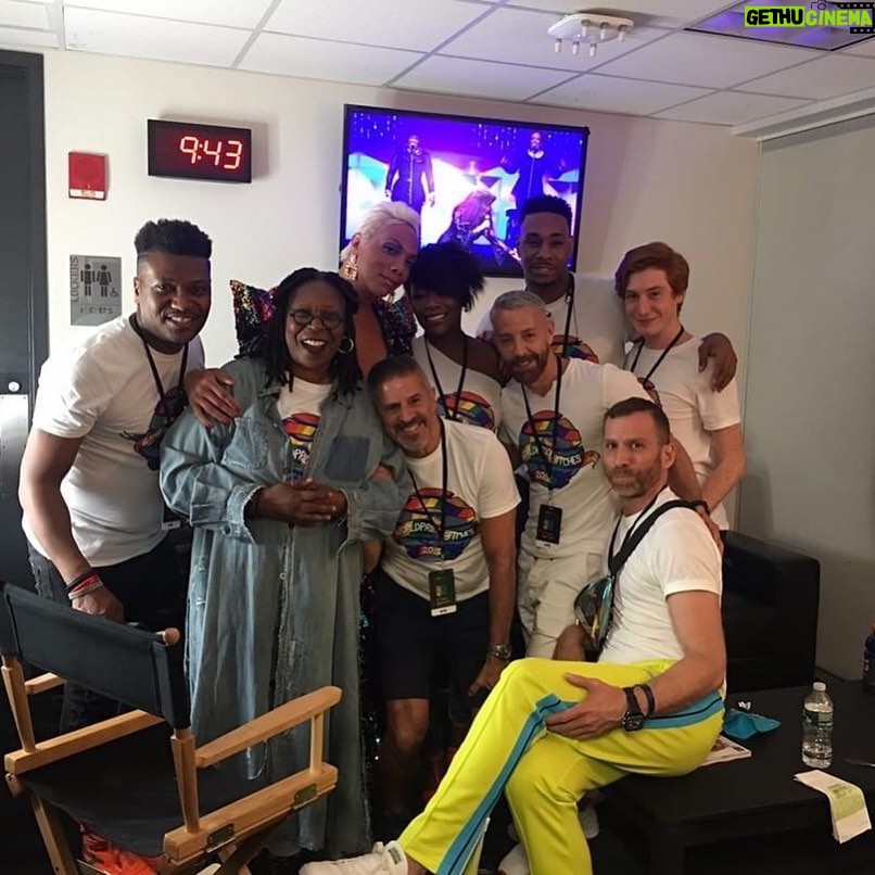 Whoopi Goldberg Instagram - Last night with this crazy group. Thanks all.