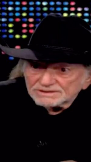 Willie Nelson Instagram - “Marijuana: It won’t kill you… unless a bale of it falls on you.”

#WillieGreatWordsToLiveBy #HappyHolidays 🍃

🎥: Larry King Live, 2010