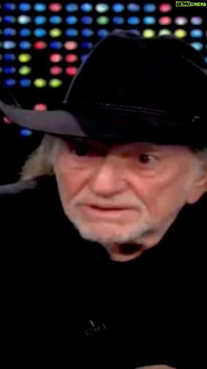 Willie Nelson Instagram - “Marijuana: It won’t kill you… unless a bale of it falls on you.” #WillieGreatWordsToLiveBy #HappyHolidays 🍃 🎥: Larry King Live, 2010