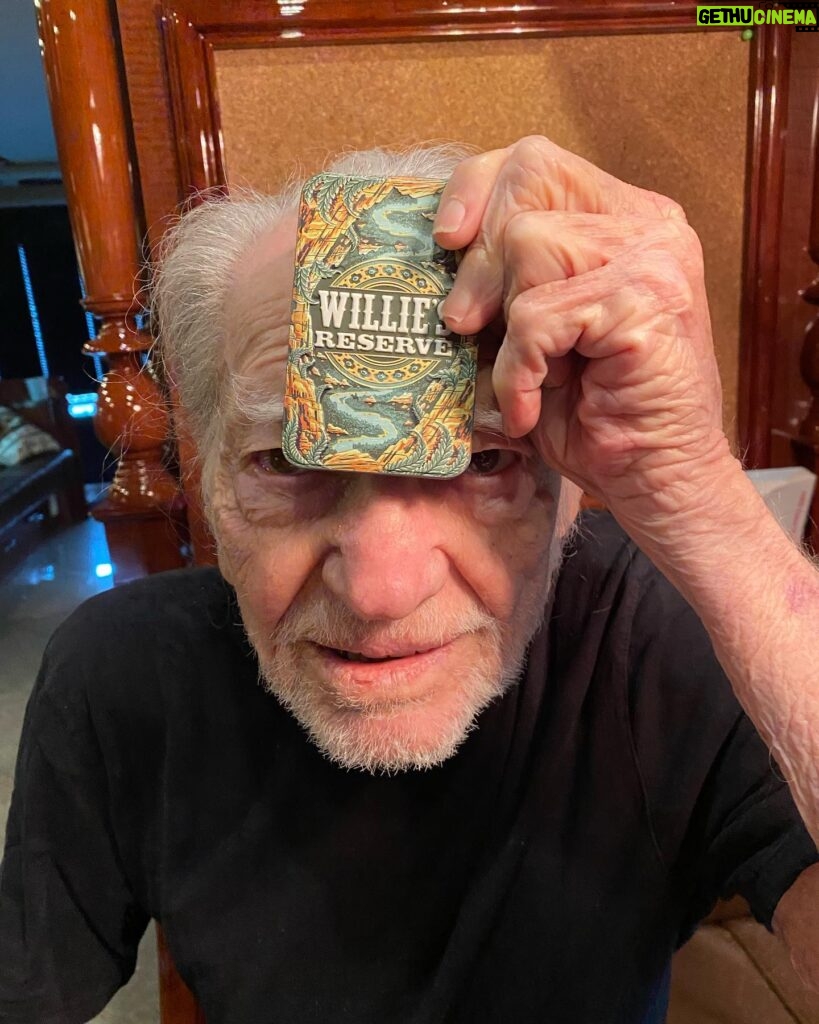 Willie Nelson Instagram - HIGH fives in the Biggest Bowl! @williesreserveofficial