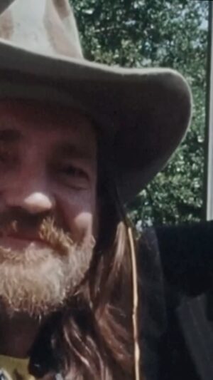 Willie Nelson Instagram - How to handle a sticky situation from the original outlaw…

🎥: @classicountrymusic_