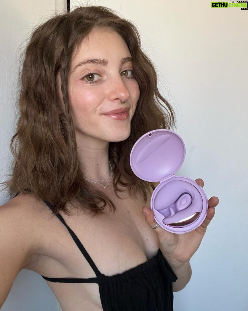 Willow Shields Instagram - I’m hooking you all up with toys! EVERYONE who signs up will receive either a free toy or a gift card! All you have to do is: ✨Click the link in my Instagram bio ✨Sign up with your email ✨See your gift from @bellesaco 100% discreet shipping & billing ✨Ships worldwide 🌎 Tag someone who deserves a toy!