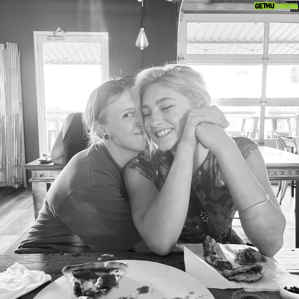 Willow Shields Instagram - Reminder to kiss your girlfriend 🏳️‍🌈