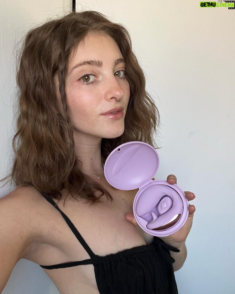 Willow Shields Instagram - I’m hooking you all up with toys! EVERYONE who signs up will receive either a free toy or a gift card! All you have to do is: ✨Click the link in my Instagram bio ✨Sign up with your email ✨See your gift from @bellesaco 100% discreet shipping & billing ✨Ships worldwide 🌎 Tag someone who deserves a toy!