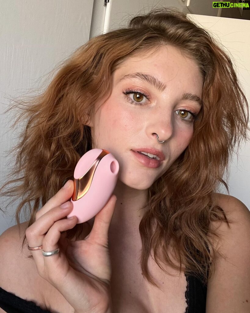 Willow Shields Instagram - I’m hooking you all up with vibes! EVERYONE who signs up to my giveaway will receive either a free toy or a gift card! All you have to do is: ✨ Click the link in my Instagram bio ✨ Sign up with your email ✨ See your first gift from @bellesaco 100% discreet shipping & billing ✨ Tag someone who deserves a vibe!