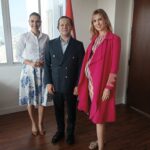 Wilma Elles Instagram - Los Angeles Başkonsolosumuz Sayın Sinan Kuzum’ u makamında ziyaretimizi kabul ettiği için çok teşekkür ederiz. Amerikan-Türk ve uluslararası film prodüksiyonları ve film festivalleri hakkında keyifli sohbetimiz oldu. Başkonsolosumuz ve yardımcısı Konsol Gizem Kumaz Hanımefendiye sanata ve sanatçılara verdikleri değer ve ilgi için çok teşekkür ederim.✨🇹🇷🤍🇺🇸✨ @turkiye_in_losangeles @avsahcelik
