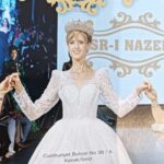 Wilma Elles Instagram - Gelin Damat Dergi Nin güncel kapak yüzü olmanın mutluluğunu yaşıyorum... Ne iyi denk geldi... çünkü tam o dönemde - şimdi evlendim.... O kadar çok çekimler ve defileeler için beyaz gelinlikleri giyindim ki herkes benim nikah fotoğrafları ilk önce bir performans olarak algıladı :)) şimdi de yavaş yavaş havalar ısınmaya başlıyor ve düğün sezon planlanıyor...Herkese mutluluklar dilerim!! Bir ömür boyu İnşallah ❤️ 2018 Nin eski kapak çalışmaları de ekledim....hangisi daha çok beğendiniz? @gelindamatdergisi @ferhatmugurtay @serhanserter_official @avsahcelik