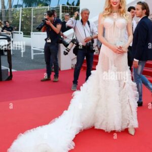 Wilma Elles Instagram - Cannes Film festival Red Carpet of "Fallen Leaves" wearing @gulaferatas ❤️ being styled by @nilufersatorius ❤️ #Hautecouture #cannes #filmfestival #dress #fallenleaves #wilmaelles #wilmaelles1