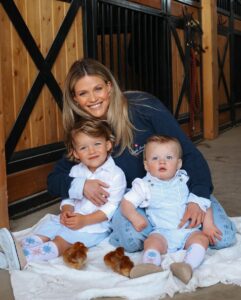 Witney Carson Instagram - Is there anything cuter than babies with baby chicks?!! 🥹🐣🫧 We are so ready for spring over here in our @janieandjack pieces, perfect for Easter and all things spring! The boys’ cute outfits are linked in stories and you can use my code WITNEY15 for 15% off your purchase (exclusions apply). #janieandjacklove #janieandjackpartner