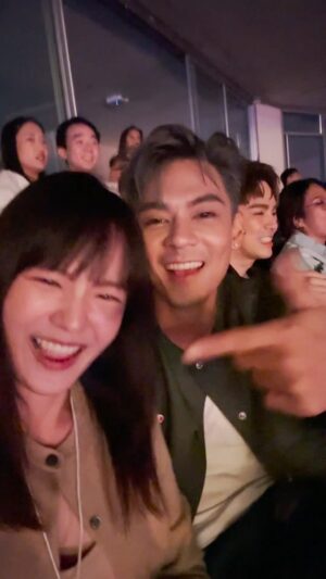 Worrawech Danuwong Instagram - เป็นการขึ้นคอนเสิร์ตที่ได้เป็นคนดูที่สนุกมาก555 เพลินจัดจนเกือบกลับไปขึ้นเวทีไม่ทันเหมือนกัน😅 อาทิตย์นี้รอดูเบื้องหลังงานนี้กันเต็มๆได้ที่ YOUTUBE : DanPattie  นะครับ #2KCelebration #GrammyRSConcerts
