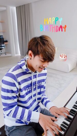 Worrawech Danuwong Instagram - วันเกิดพี่ปีนี้ขอร้องเพลงกับพี่ให้หายคิดถึงหน่อยนะครับ😊 สุขสันต์วันเกิดย้อนหลังน๊า🎂 #HappyBirthday #BigD2B