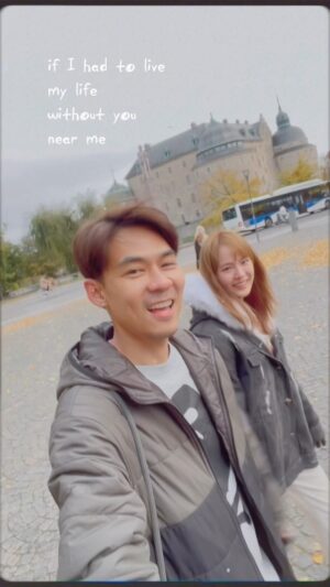 Worrawech Danuwong Instagram - หนูเคยบอกว่าอยากเดินจับมือกับพี่แบบนี้ไปจนแก่เลย งั้นพี่แดนจะไม่ยอมแก่ง่ายๆนะ หนูจะได้จับมือพี่แน่นๆแบบนี้ไปอีกนานๆ😄