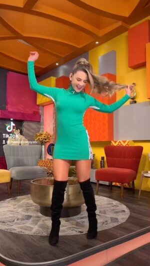 Ximena Córdoba Instagram - Amo esta canción 🤪 me hace feliz 
Well done @sebastianyatra