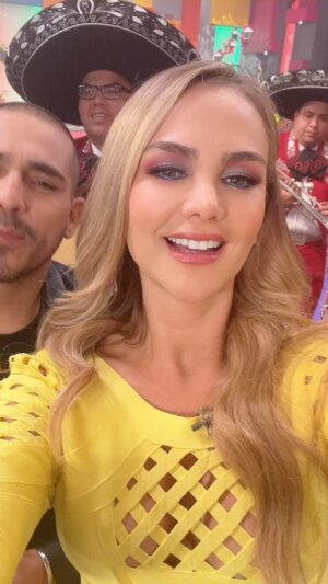 Ximena Córdoba Instagram - @espinozapaz me compuso una canción Jajajaj jajaj 🤪😝