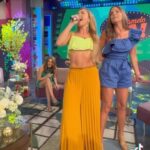 Ximena Córdoba Instagram - Así de bien la pasamos en #cuéntameloya… ¡Ensayando por si @yoamandamiguel viene por nosotras! 🎤🎶 🥴🥴🥴 @vielkatv @ximenacordoba @carmenmoriginal @barbaraislas #castillos #amandamiguel #entretenimiento #videoviral #amandamiguelchallenge