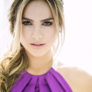 Ximena Córdoba Instagram - La vida no se detiene para nadie ,
Lo peor que te podría pasar es despertar un día y darte que ya no tienes tiempo para hacer esas cosas que siempre haz querido hacer ;
Así que espero que dediques tu vida entera a perseguir tus sueños 
Por que solo ellos te van a llevar en donde tu corazón va a ser feliz