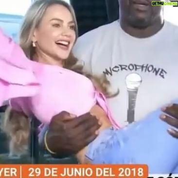 Ximena Córdoba Instagram - #Repost ♥️ • @despiertamerica #PareceQueFueAyer El momento en que @shaq conoció a su crush, una de las nuestras @ximenacordoba