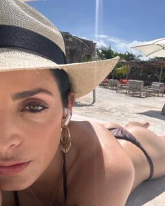 Ximena Herrera Instagram - Mi vida, mi tiempo, mi trabajo, mis errores, mis aciertos, son míos y son parte de la mujer en la que me he convertido. Qué afortunada soy por haber tomado siempre el camino más largo y complicado porque me ha empoderado en todos los sentidos. Se puede salir adelante sin pisotear a NADIE, sin escándalos, sin desesperación y sin depender de nadie. No es fácil, pero nada de lo que vale la pena en la vida, lo es. Gracias a todos los que me acompañan todos los días es esta nueva forma de comunicarnos. Los valoro muchísimo. Y gracias a todos los que me enseñaron que no existe amor más grande que el propio. ☺️🙌🙏💕 #VibraBonito #CreeEnTi #NoCompitasConNadie #setumejorversion #CumpleTusMetas #Resiliencia 🌱 #FemalePower 🙌