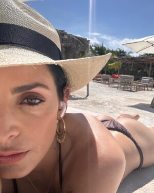 Ximena Herrera Instagram - Mi vida, mi tiempo, mi trabajo, mis errores, mis aciertos, son míos y son parte de la mujer en la que me he convertido.
Qué afortunada soy por haber tomado siempre el camino más largo y complicado porque me ha empoderado en todos los sentidos. Se puede salir adelante sin pisotear a NADIE, sin escándalos, sin desesperación y sin depender de nadie.
No es fácil, pero nada de lo que vale la pena en la vida, lo es. 
Gracias a todos los que me acompañan todos los días es esta nueva forma de comunicarnos. Los valoro muchísimo. Y gracias a todos los que me enseñaron que no existe amor más grande que el propio. ☺️🙌🙏💕 #VibraBonito #CreeEnTi #NoCompitasConNadie #setumejorversion #CumpleTusMetas #Resiliencia 🌱 #FemalePower 🙌