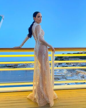 Ximena Herrera Instagram - La mujer más sexy es la que va vestida de amor propio y sabe lo que vale como mujer. 🎀 #Tbt ( La foto #10 es la mejor) #VibraBonito #VibraAlto #MerecesLoMejor #Ámate #Respétate 🪄🔮🪬🧿🌹💕