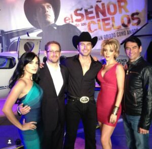 Ximena Herrera Instagram - Después de haber leído las palabras llenas de agradecimiento, anécdotas y nostalgia que publicaron mis queridos @raulmijomendez y @joshuamintzoficial por la celebración de #10ANIVERSARIO del @elsenordeloscielos , no puedo evitar compartir unas mías…
Existen proyectos, productores, directores , televisoras, castineras, etc… que muchas veces no ven el potencial de un producto original, empezando por el elenco… y sin embargo existen otros que sí!!!!! En eso nos vamos a enfocar.  La serie  del ESDLC ✈️, nunca estuvo contemplada para convertirse en un fenómeno ni llegar a las temporadas que hoy lleva. A esta “propuesta”, que aparentemente duraría 3 meses al aire , nos unimos un grupo de actores que tuvimos la OPORTUNIDAD de que creyeran en nosotros y en nuestro trabajo y así , junto con excelentes productores, escritores, directores y compañeros detrás de cámaras… se logró cambiar la historia de la televisión latina y en USA 🤧. Yo sé que no me he cansado de agradecerles tanto a @joshuamintzoficial y a mi amada @anaceliaurquidi por CONFIAR en una actriz que llevaba 10 años esperando un personaje que le cambiara la vida y le abriera más oportunidades en esta industria tan competitiva. Gracias , gracias, gracias…. Nuevamente por ese viaje impredecible, complejo y arriesgado proyecto en donde me dieron la libertad de crear a #LaXimena … GRACIAS @telemundo , @zelkoland , @marthagodoy2000 , stopello y a TODOS los involucrados.. (la lista es interminable). Los llevo en mi corazón por SIEMPRE. #Arre ✈️♾️ #tbt